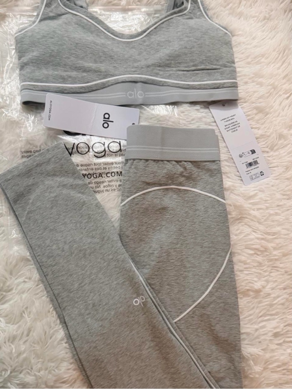 Alo Yoga Gray Airbrush Heart Throb Bra & Leggings Set NWT Size M